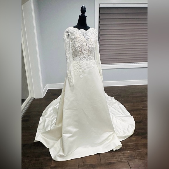 Pronovias Lionela St Patrick Wedding Dress - Off White - Picture 2 of 4